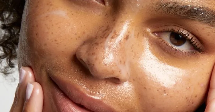 Gros plan d’une peau naturelle, visuel officiel Glow Skin